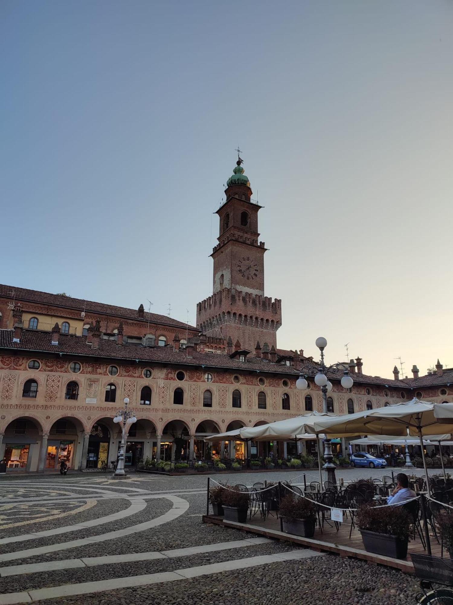 Il Castello Delle Dame - Il Maschio Apartment Vigevano Bagian luar foto